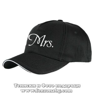 Шапка с крива козирка с надпис Mrs 2