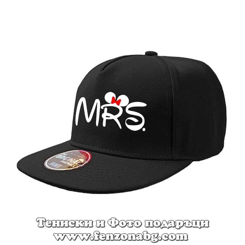 Шапка с права козирка с надпис Mrs