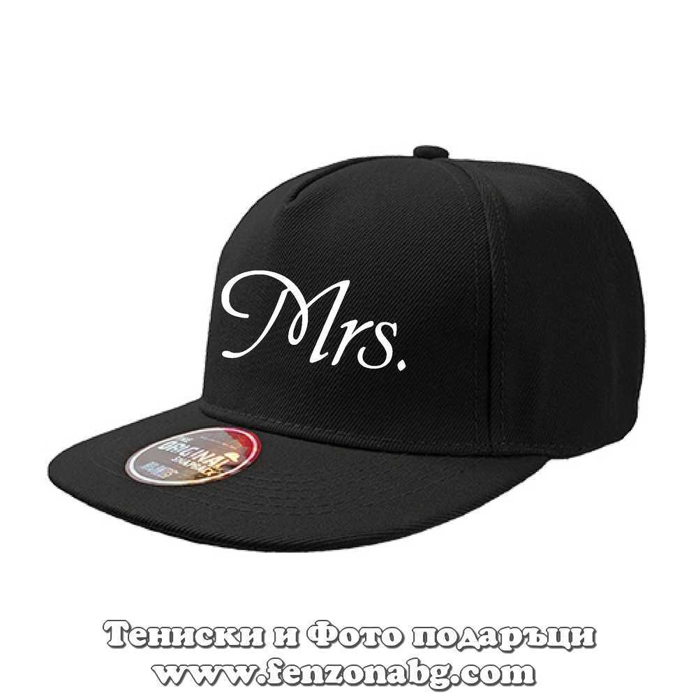 Шапка с права козирка с надпис Mrs 2