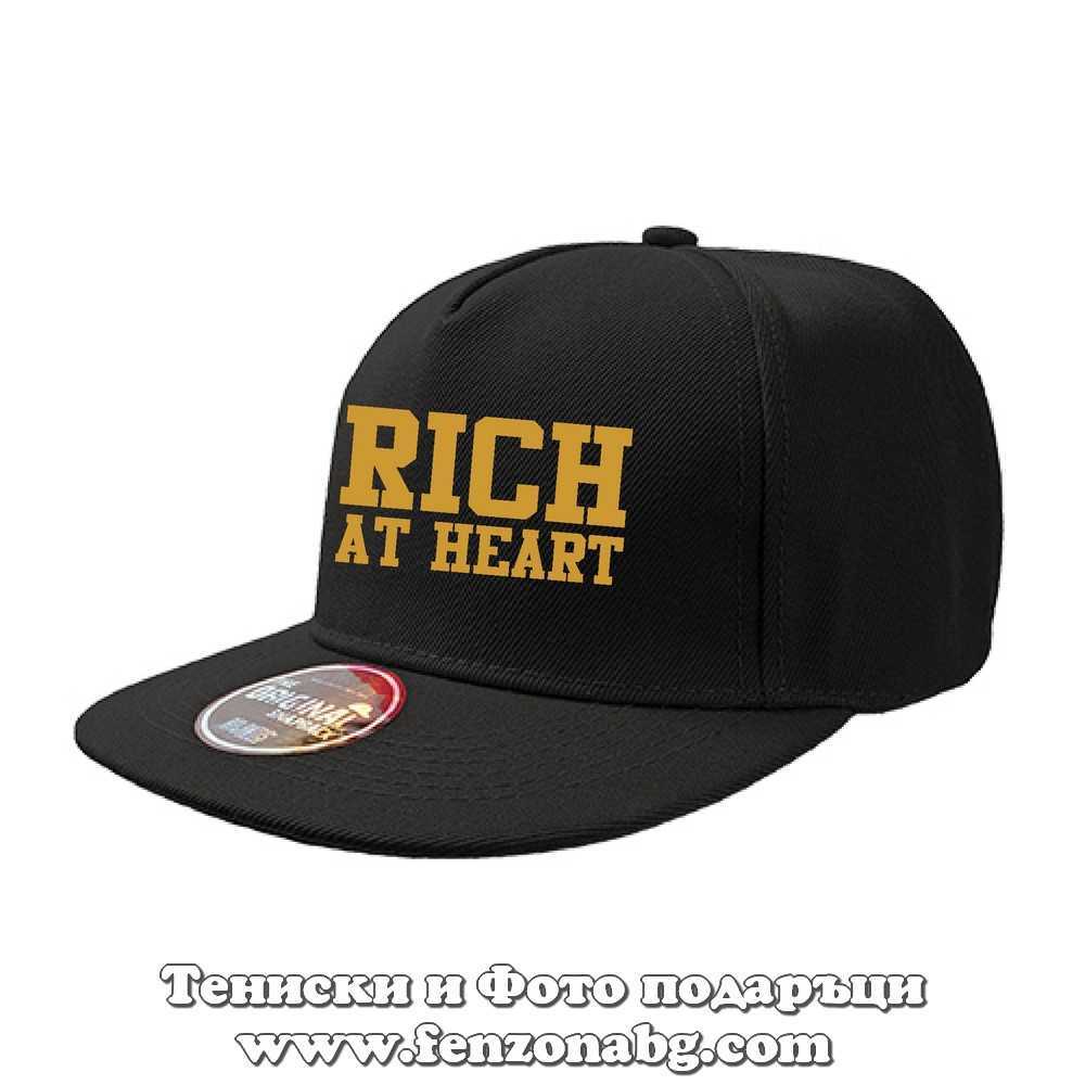Шапка с права козирка с надпис Rich at heart