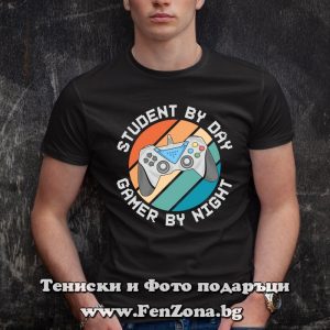 Мъжка тениска с надпис Student by day, Gamer by night, Подарък за студент
